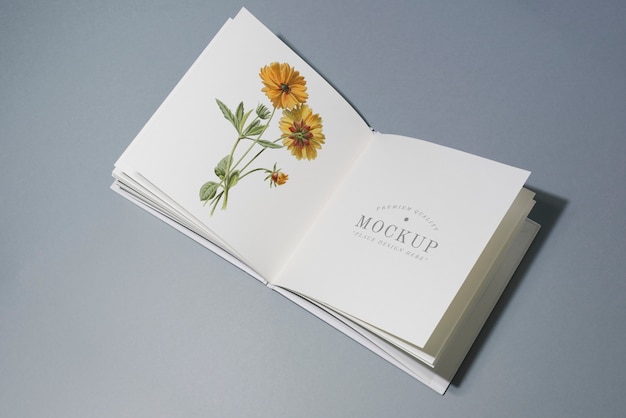 Maquette de livre pli  moyen avec illustration florale 