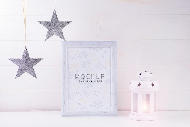 Maquette Photo Avec Cadre Blanc, étoiles Et Lanterne Sur Fond En Bois Blanc PSD Premium