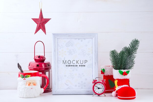 Maquette Photo Avec Cadre Blanc, Lanterne Rouge Et Coupe Du Père Noël Sur Fond De Bois Blanc PSD Premium