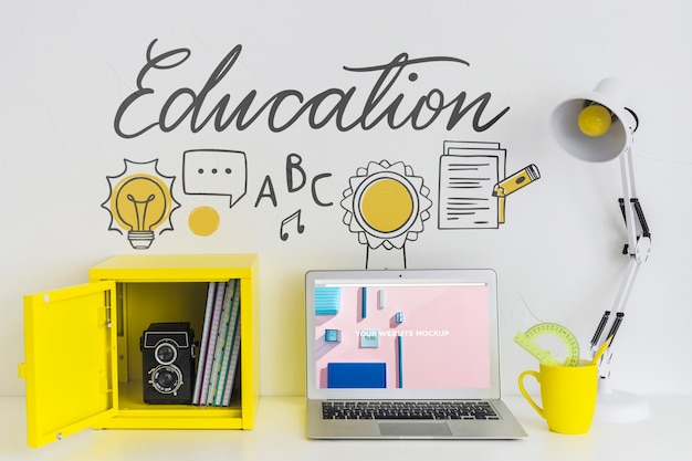 Ordinateur portable avec écran de maquette dans un espace de travail propre et ordonné. thème de l'éducation Psd gratuit