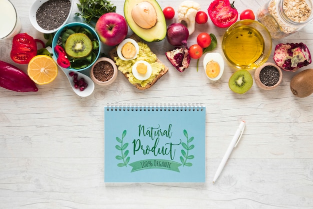 Plat poser des aliments sains avec la maquette du bloc-notes Psd gratuit