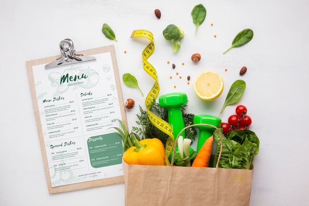 Sac en papier rempli de délicieux aliments biologiques et menu diététique Psd gratuit