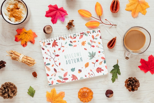 Tasses avec chocolat chaud pour la saison d'automne Psd gratuit
