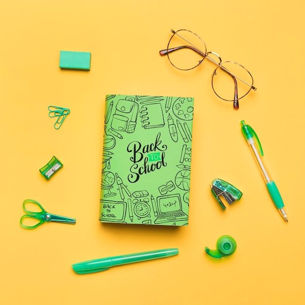 Vue de dessus à l'école avec un cahier vert Psd gratuit