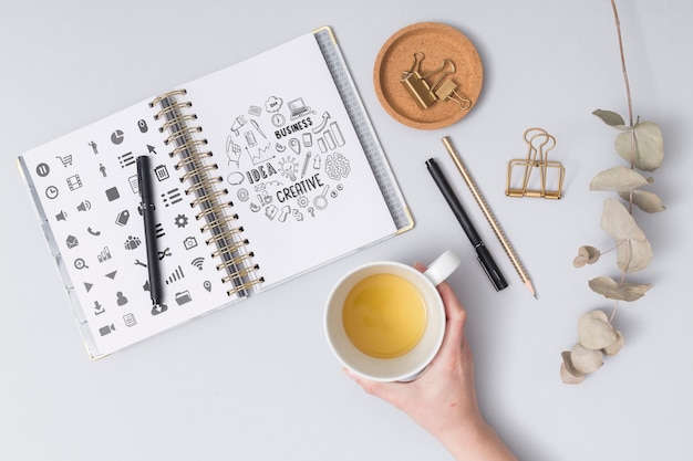 Vue de dessus main tenant une tasse de café Psd gratuit