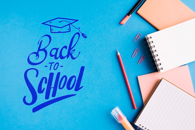 Vue de dessus retour à l'école avec des fournitures de bureau Psd gratuit