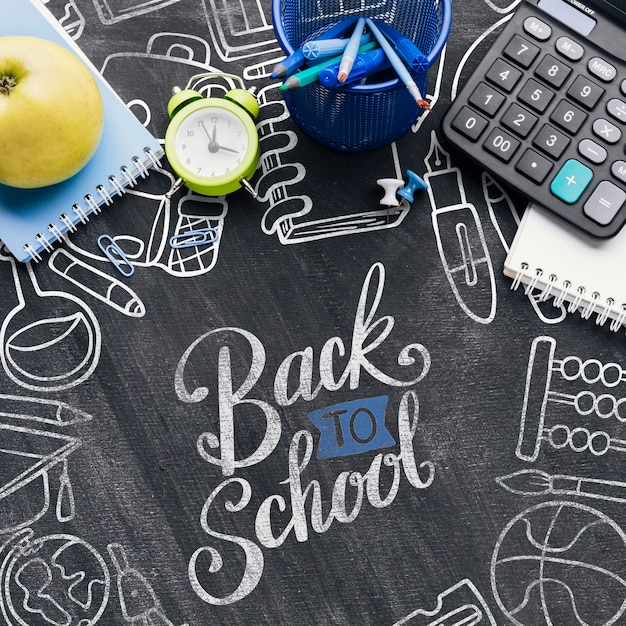 Vue de dessus retour à l'école avec tableau Psd gratuit