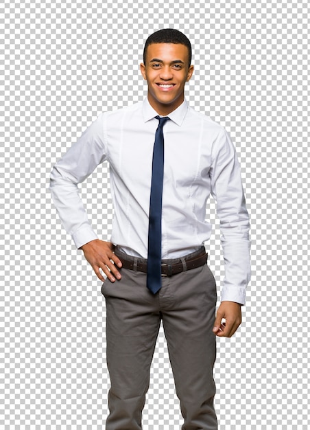 Afro americano jovem empresário posando com os braços no quadril e sorrindo Psd Premium
