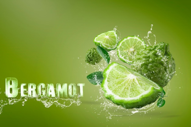 Agua Espirrando Na Bergamota Fruta Sobre Fundo Verde Psd Premium