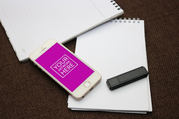 Bloco de notas espiral com smartphone e flash drive psd mockup Psd grátis