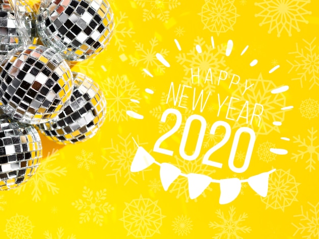 Bolas de natal elegantes prata com ano novo 2020 e guirlanda Psd grátis