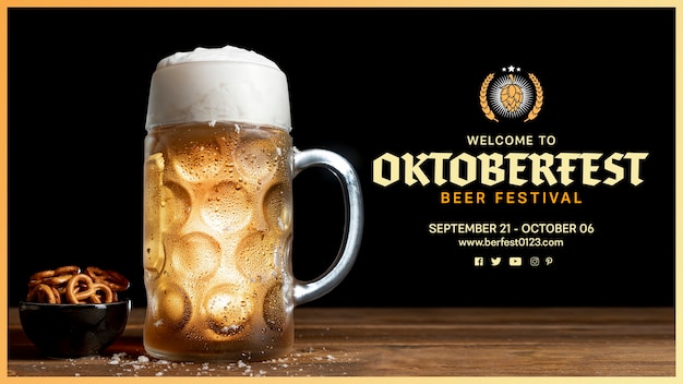 Caneca de cerveja oktoberfest com espuma e pretzels Psd grátis