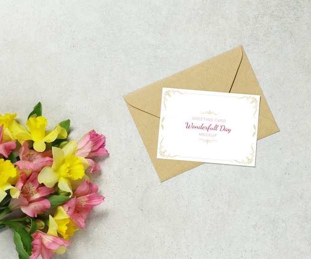 Cartão de convite falso em fundo cinza com flores e envelope Psd Premium