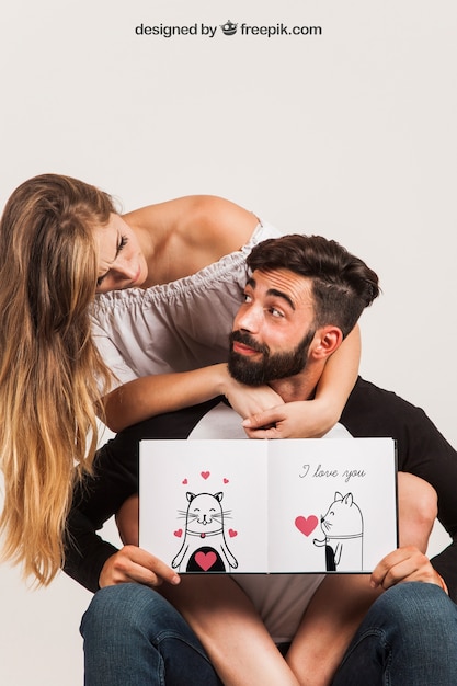 Download Casal jovem segurando livro aberto | PSD Grátis