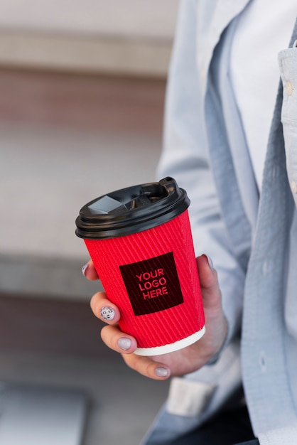 Download Close-up mulher segurando uma xícara de café mock-up | PSD ... PSD Mockup Templates