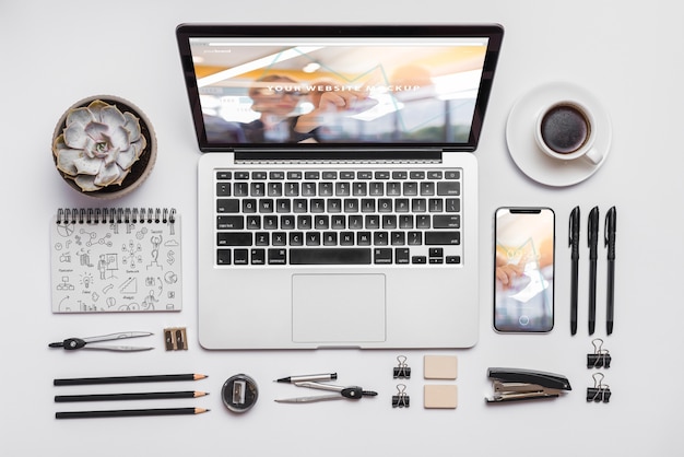 Composição de vista superior com laptop e material de escritório Psd grátis