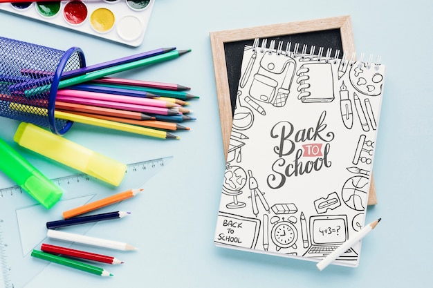 Conceito de mesa com material escolar Psd grátis