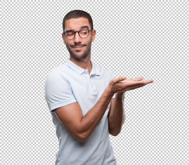 Conceito de um jovem feliz segurando algo com a mão Psd Premium