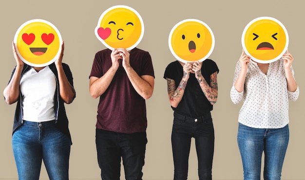 Diversas pessoas cobertas com emoticons Psd grátis