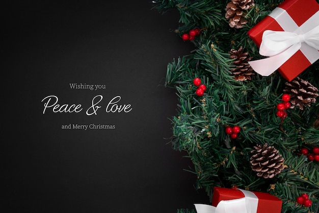 Enfeites de natal na borda em um fundo preto com copyspace Psd grátis