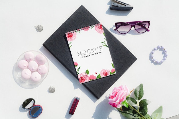Espaço de trabalho com toque e produtos femininos Psd grátis