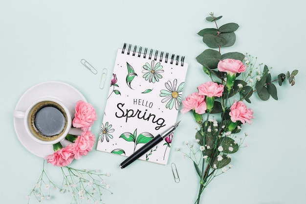 Flat lay notepad mockup com conceito de primavera Psd grátis