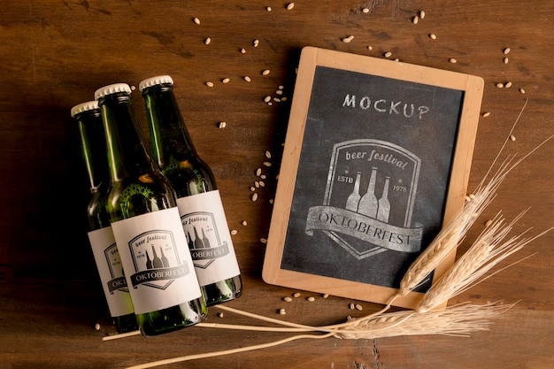 Garrafas de cerveja com trigo e quadro de mock-up Psd grátis