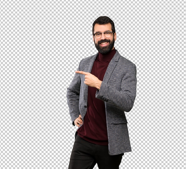 Homem bonito com óculos, apontando para o lado para apresentar um produto Psd Premium
