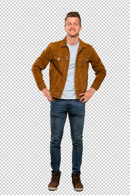 Homem bonito loiro posando com os braços no quadril e sorrindo Psd Premium