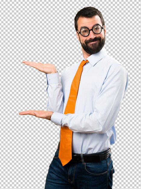Homem engraçado com óculos apresentando algo Psd Premium