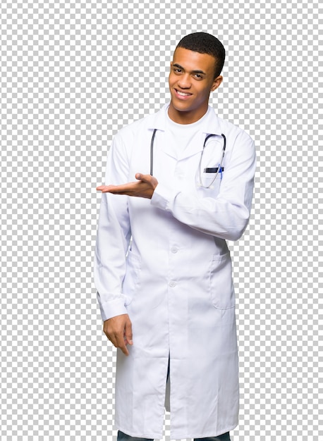 Jovem, homem americano afro, doutor, apresentando, um, idéia, enquanto, olhar, sorrindo, direção Psd Premium