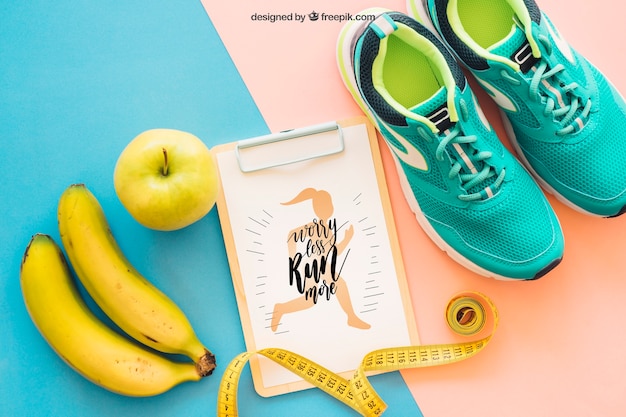 Maquete de fitness com prancheta, sapatos e banana Psd grátis