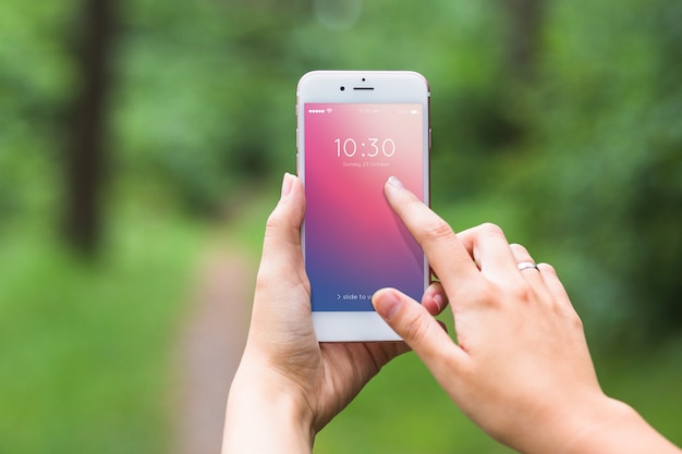 Maquete de tela de smartphone na floresta Psd grátis