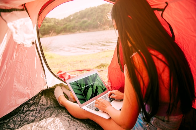 Maquete do laptop com camping no conceito de natureza Psd grátis
