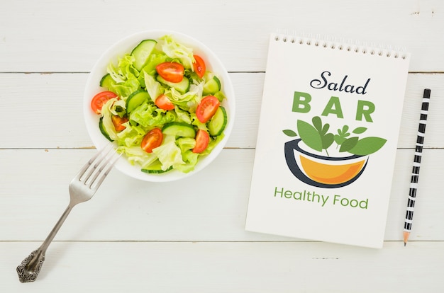 Menu de bar de saladas com prato de salada Psd grátis
