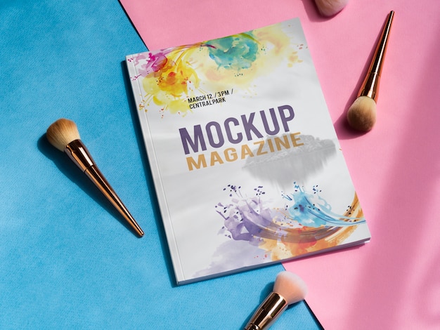 Download Mock up magazine ao lado de pincéis de maquiagem | PSD Grátis