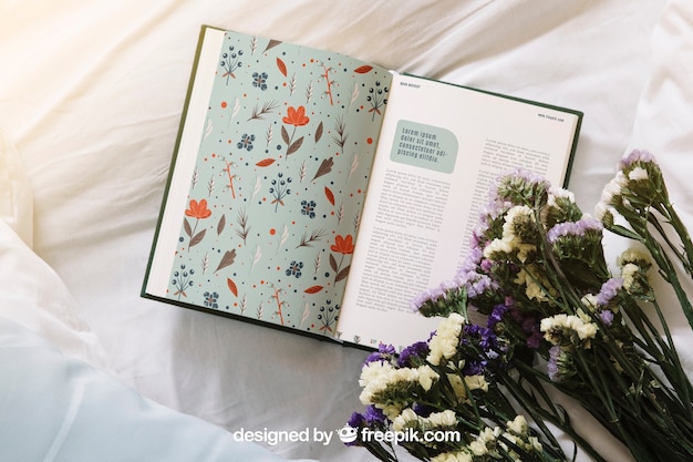 Download Mockup de conceito de primavera com livro aberto e flores | PSD Grátis