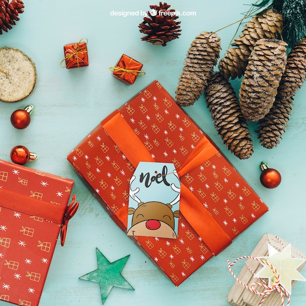 Download Mockup de natal com caixa de presente e cones de pinheiro ...