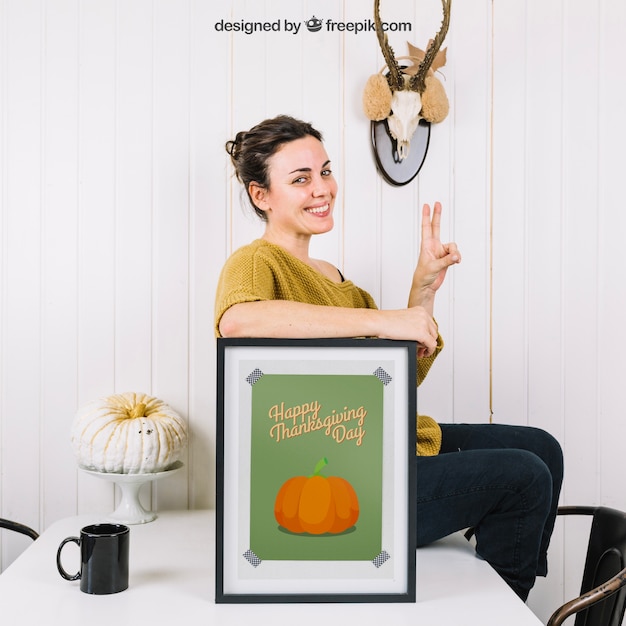 Download Mockup de outono com mulher e quadro na mesa | PSD Grátis PSD Mockup Templates