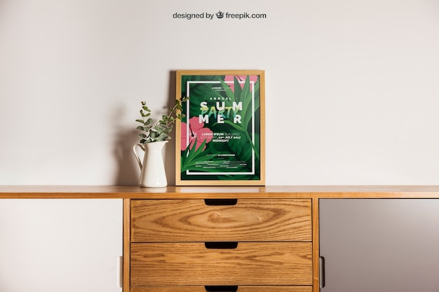 Mockup quadro decorativo na mesa | PSD Grátis