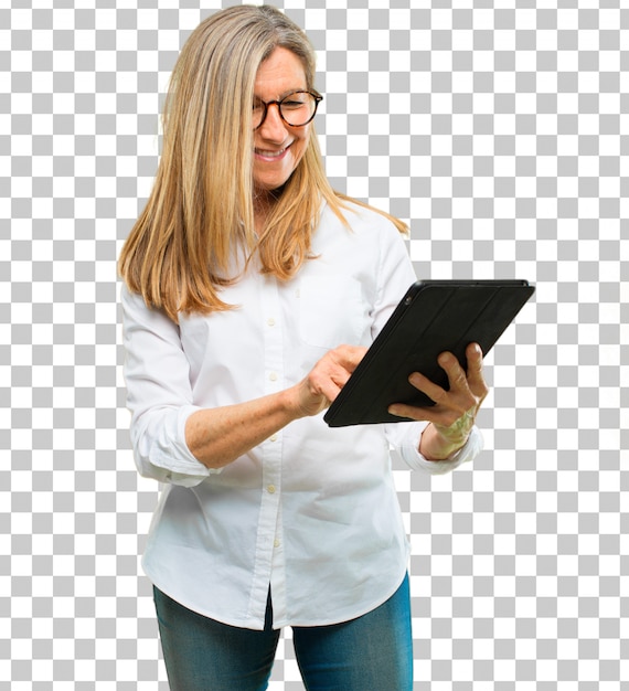 Mulher bonita sênior com um tablet de tela de toque Psd Premium