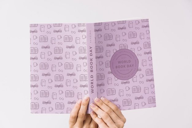 Mulher, segurando, livro, capa, mockup Psd grátis