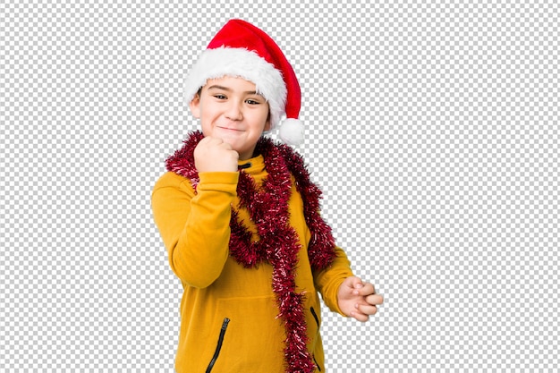 O rapaz pequeno que comemora o dia de natal que veste um chapéu de santa isolou mostrar o punho à câmera, expressão facial agressiva. Psd Premium