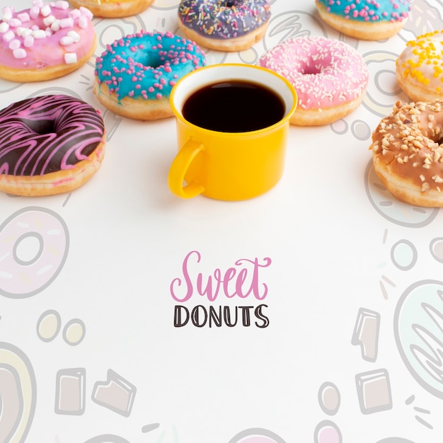 Download Variedade de donuts e café preto com mock-up | PSD Grátis