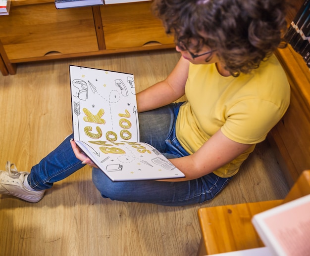 Volta ao conceito de escola com livro de leitura de menina na biblioteca Psd grátis