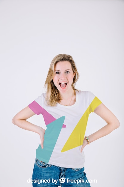 Download Mockup di t-shirt con donna felice | Scaricare PSD gratis