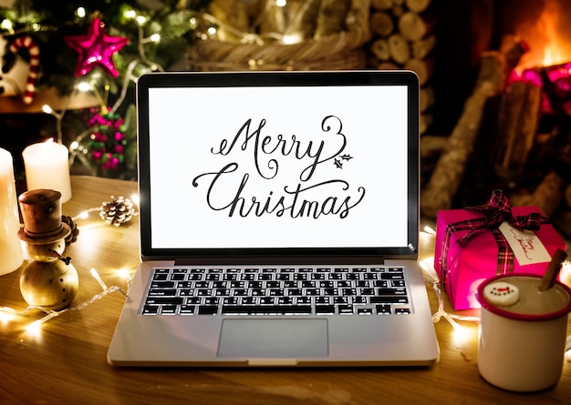 Nahaufnahme des Computerlaptops am Weihnachtstag | Download der