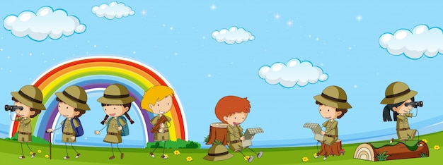 Beaucoup d'enfants en uniforme d'éclaireur s'amuser dans le parc Vecteur gratuit