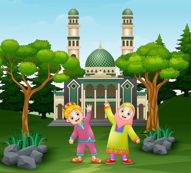 Des enfants heureux posent devant la mosquée Vecteur Premium