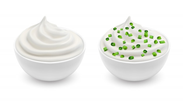 Ensemble réaliste de deux bols en céramique avec crème sure blanche, yaourt, sauce tartare, fromage à pâte molle, Vecteur gratuit